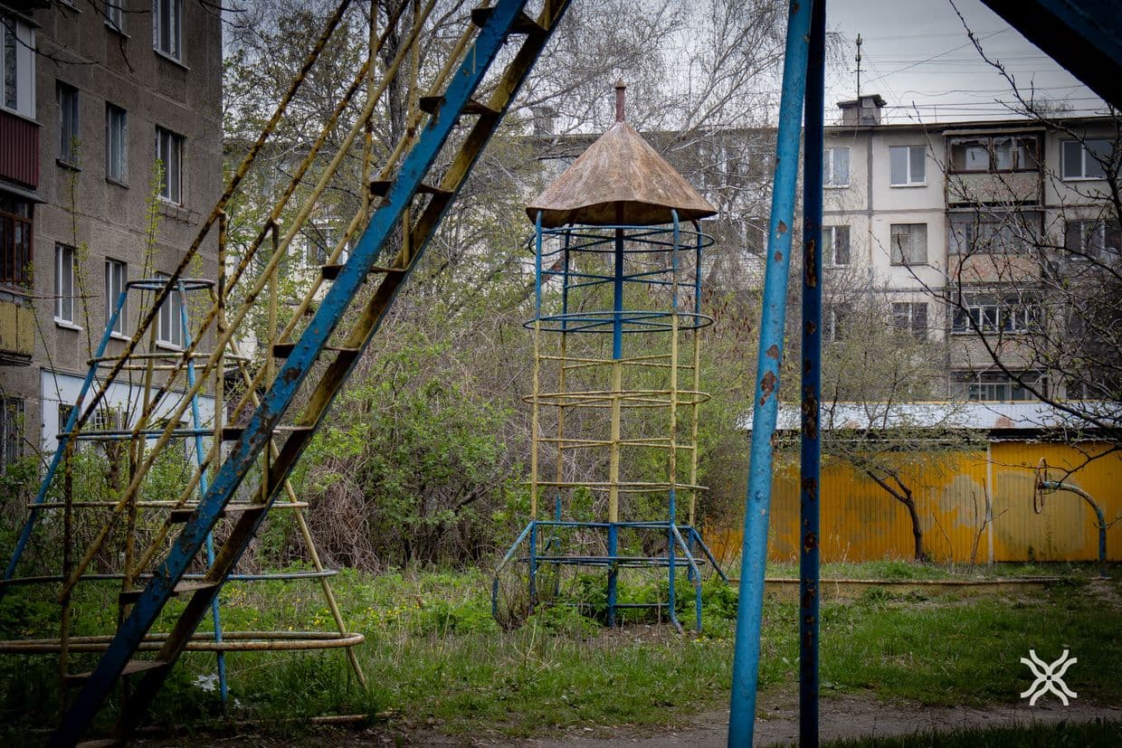 Дитячий майданчик у Полтаві, дитячий майдачик, гойдалка, гірка, карусель, діти у Полтаві
