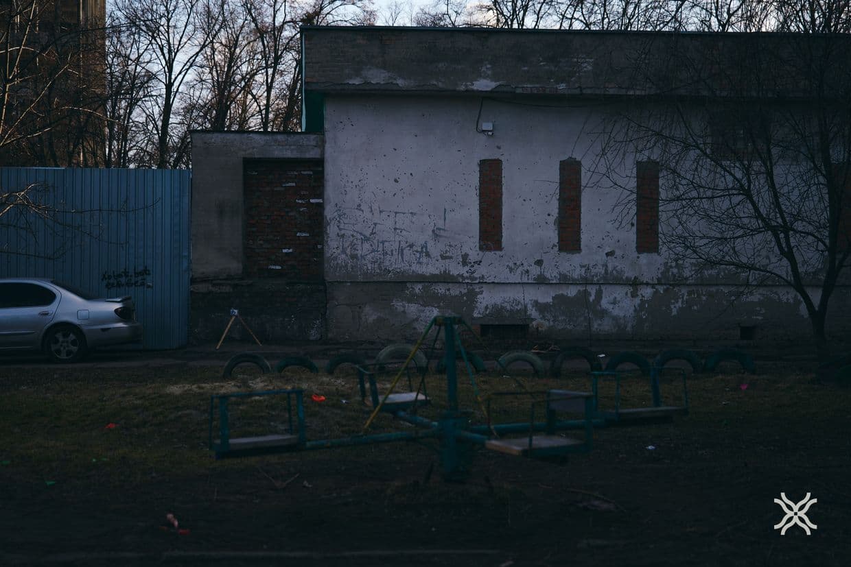 Дитячий майданчик у Полтаві, дитячий майдачик, гойдалка, гірка, карусель, діти у Полтаві