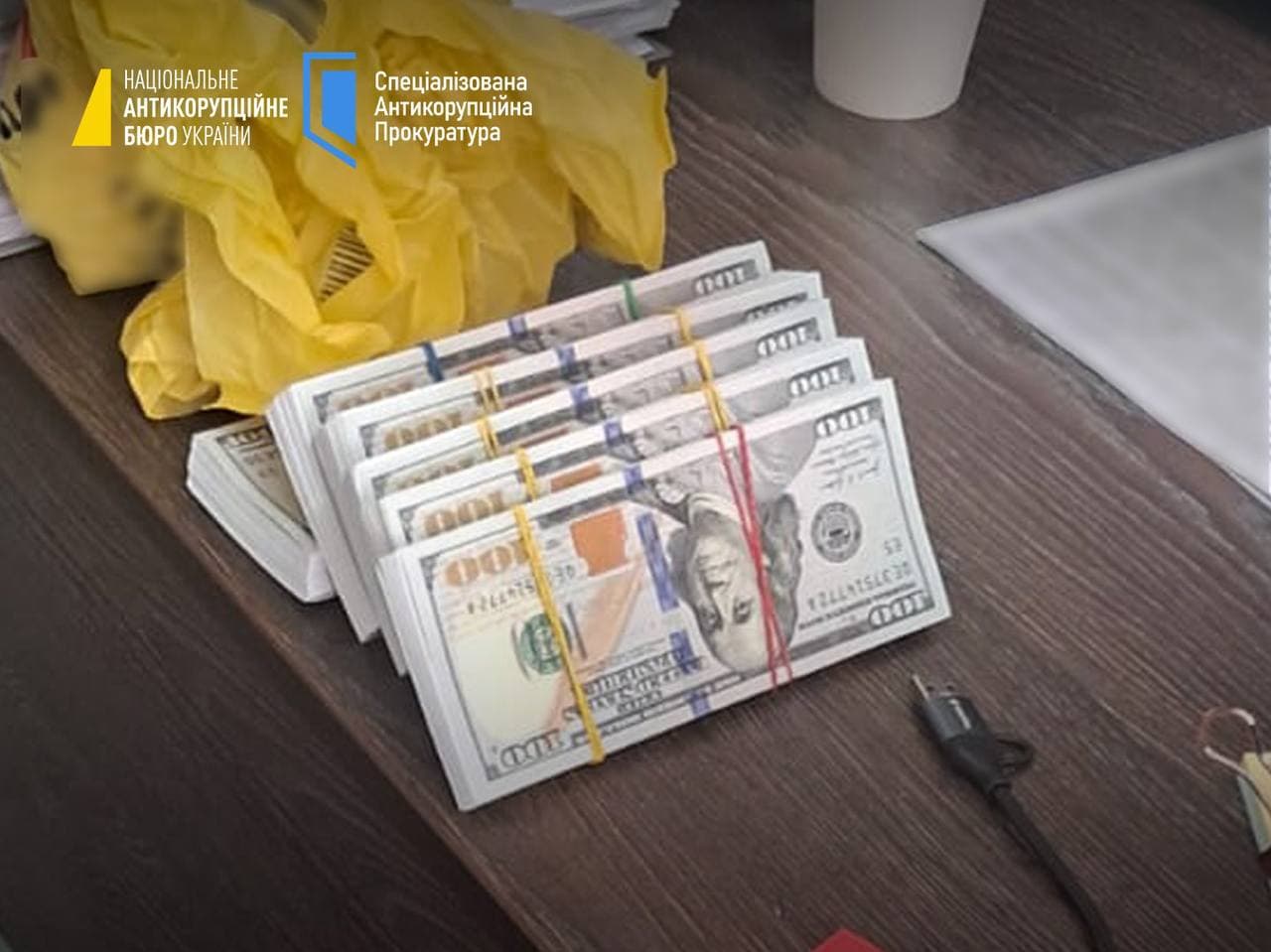На Полтавщині затримали посадовців СБУ за хабар 110 тисяч доларів