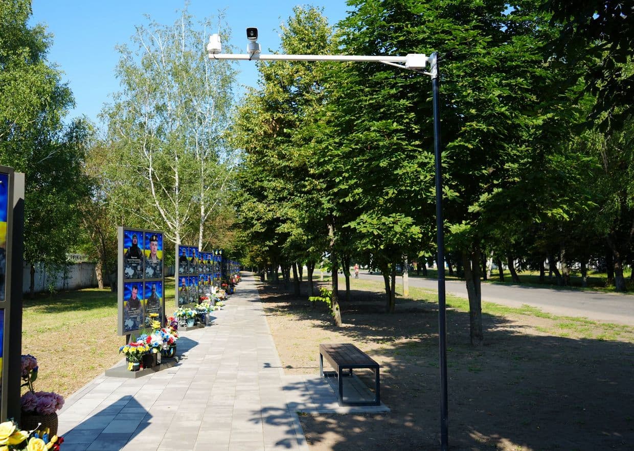 Фото: Алея Слави у Пирятинській громаді.