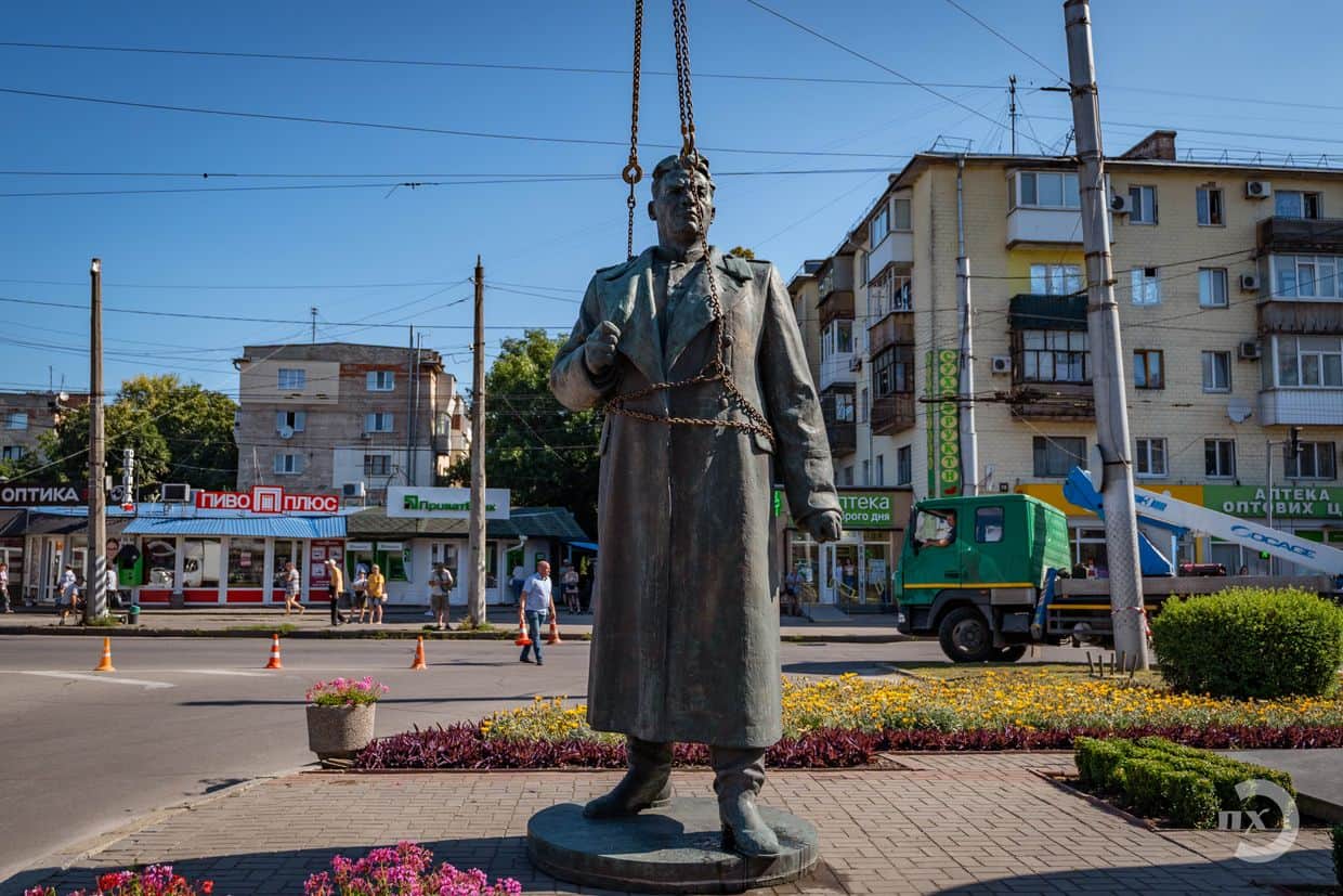 Знесення памʼятника у Полтаві. Фото: Полтавська Хвиля