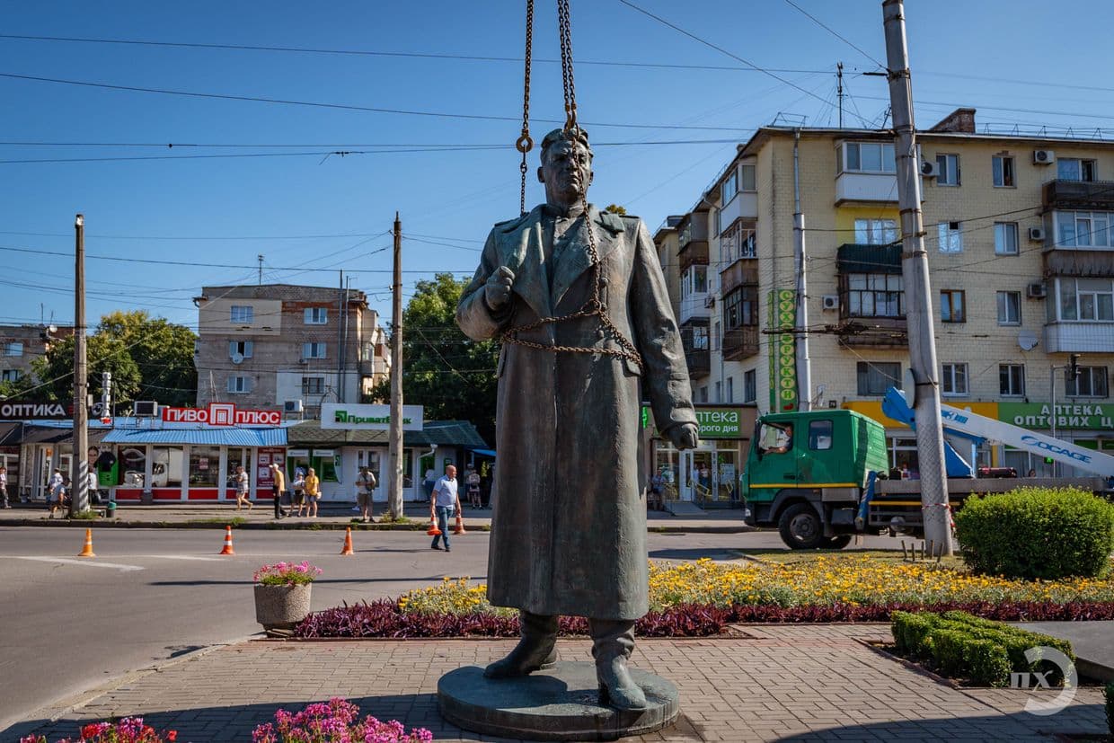 Знесення памʼятника у Полтаві. Фото: Полтавська Хвиля