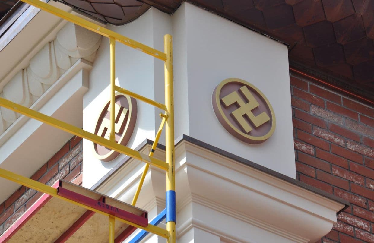 Оздоблення у вигляді рун і свастики на будівлі, фото: Полтавщина