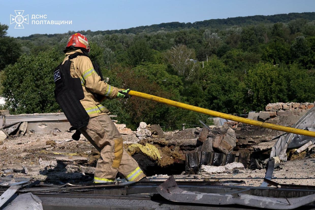 У Полтавському районі загасили пожежу після ворожої атаки