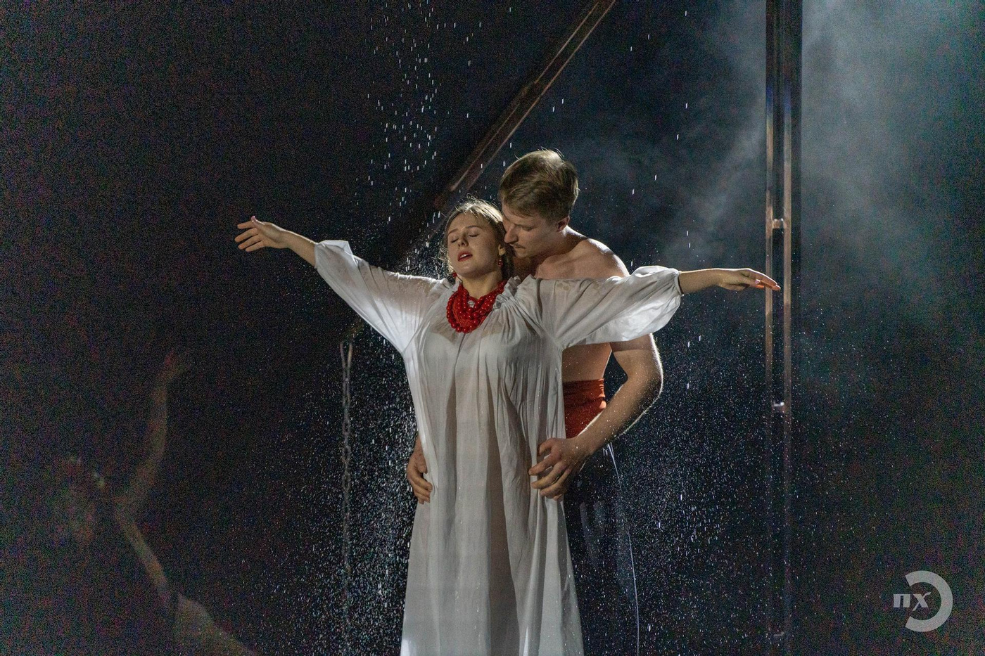 Театр Гоголя, Полтава, Дощ, Дощ на сцені, танець під дощем, Олена Йосипівна, хорунжівна