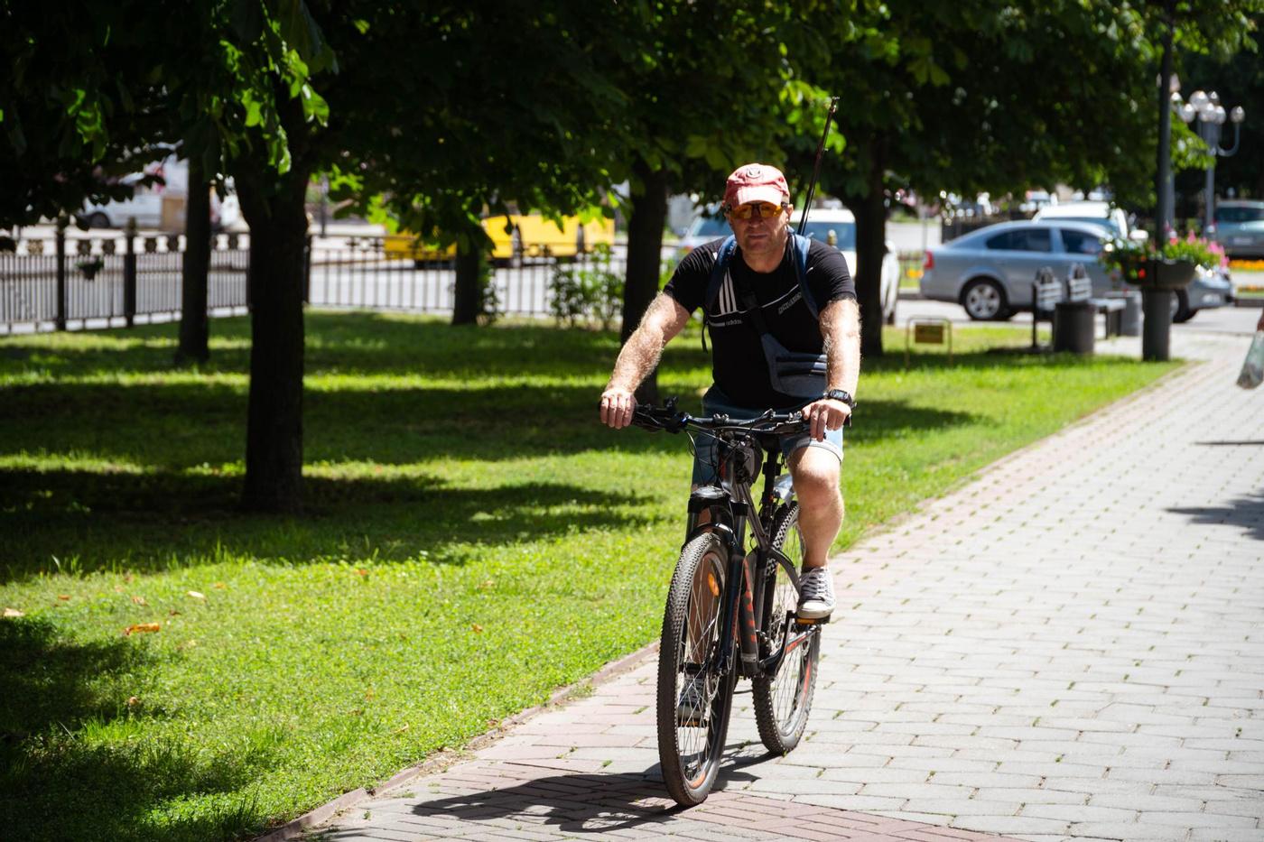 Каштанова алея в Полтаві, полтавський парк, велосипедист, літо