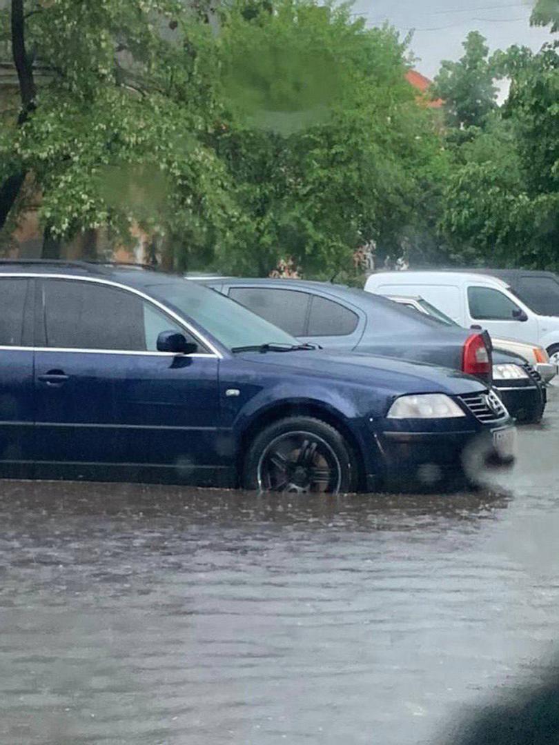 Машини у воді. Злива в Полтаві, наслідки зливи, повінь, потоп