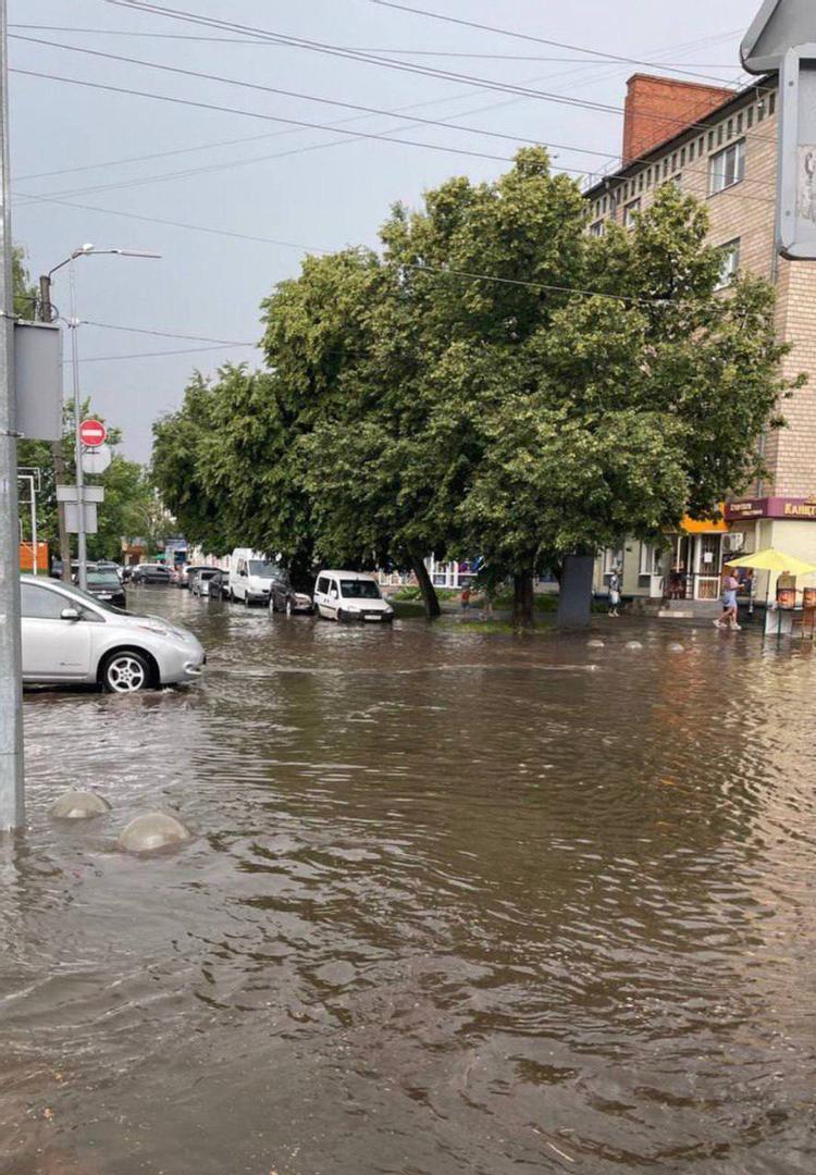 Повінь у Полтаві, потоп у Полтаві, затоплена дорога, машина у воді