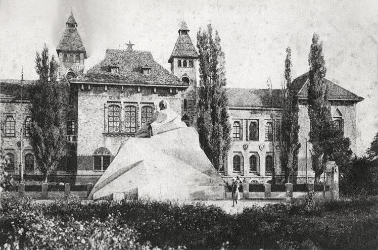 Полтавський краєзнавчий музей і пам'ятник Шевченку
