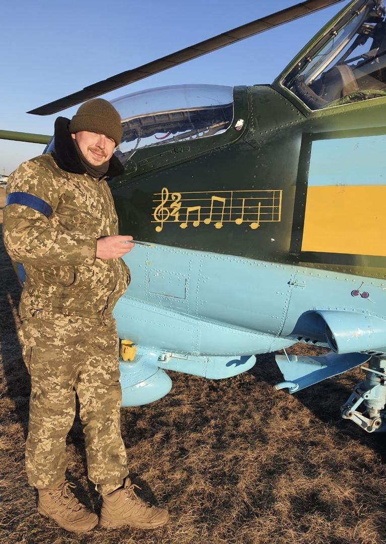 Пілот Максим Чайка біля свого борту