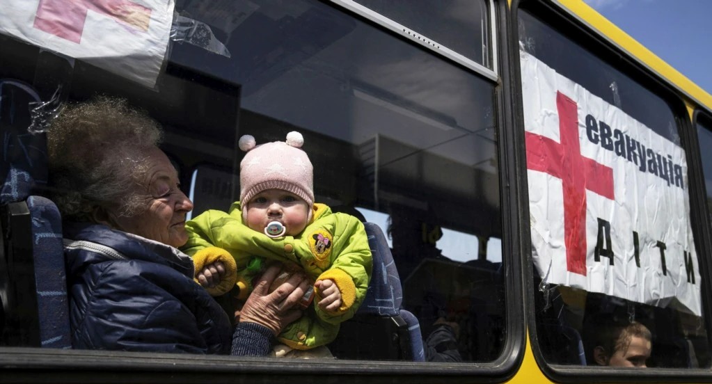 Кабмін дозволив примусову евакуацію дітей з зони бойових дій