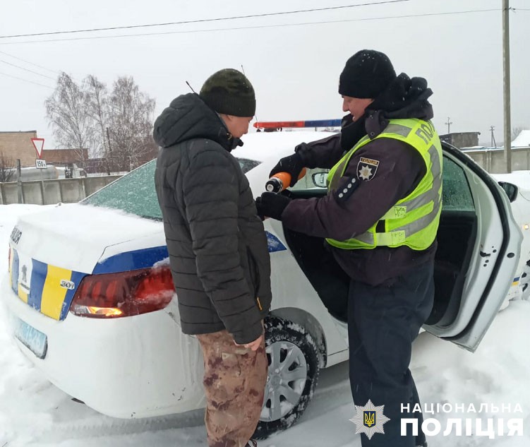 Поліцейські Полтавщини пригощають водіїв чаєм: фотопідбірка