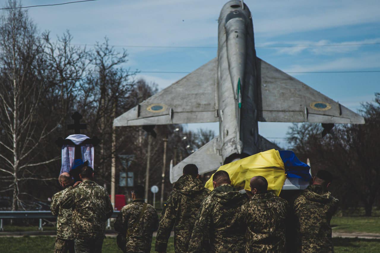 На Полтавщині попрощалися з військовим льотчиком Дмитром Фішером