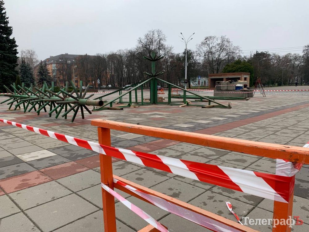 У Кременчуці встановлюють новорічну ялинку (фото)