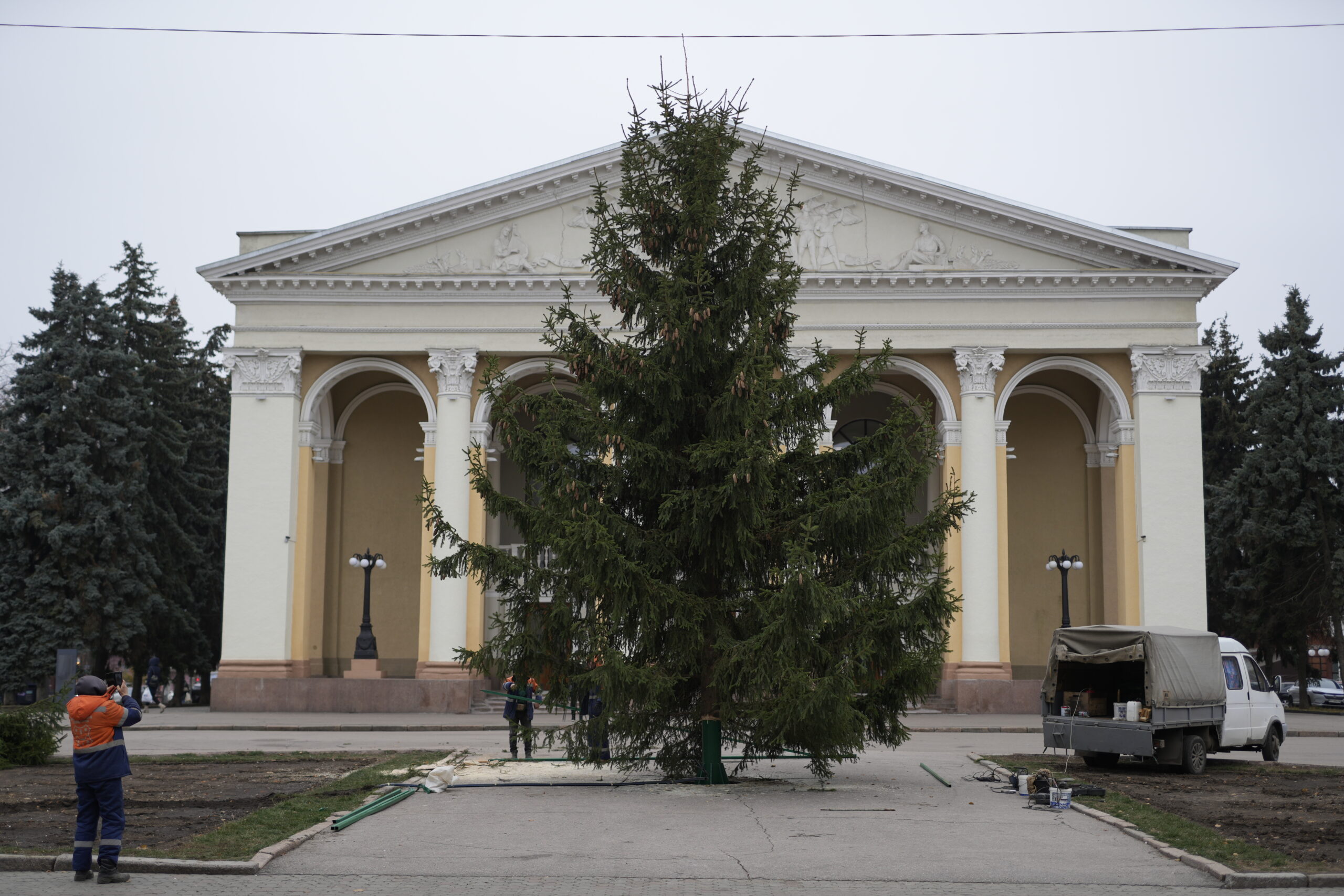 У центрі Полтави встановлюють новорічну ялинку (фото)