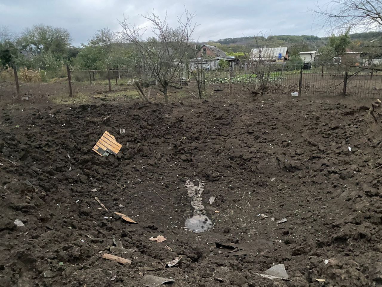 У Кременчуцькому районі від ракети утворилась воронка